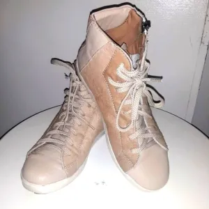Pour La Victoire  High Top Sneakers Size 7
