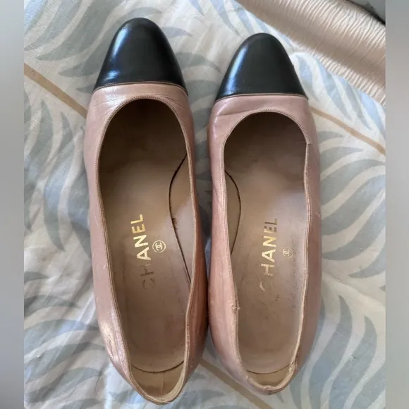 Preloved condition Chanel classic pumps. Sz38