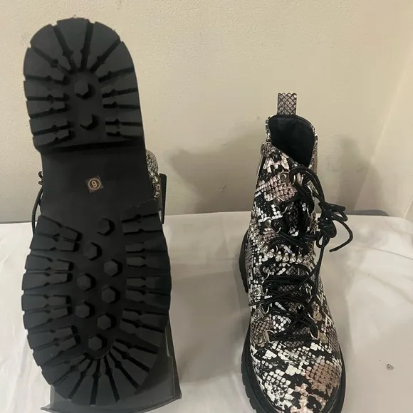 Pretty Little Thing Snake Diamante Detail Combat Ankle Boots Sz 9