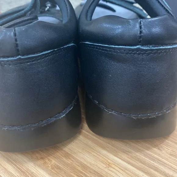 Propet black leather women’s 9.5 strappy 1 inch heeled sandal shoes