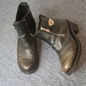 Red Wing Black Leather Ankle Boots with Silver Zipper size 8.5