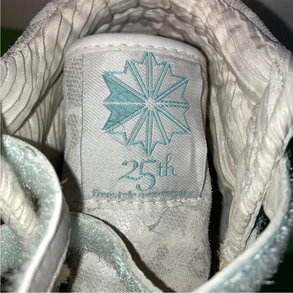 Reebok 25th Anniversary Womens Classic Freestyle High Top Shoes sz 7.5 Champagne