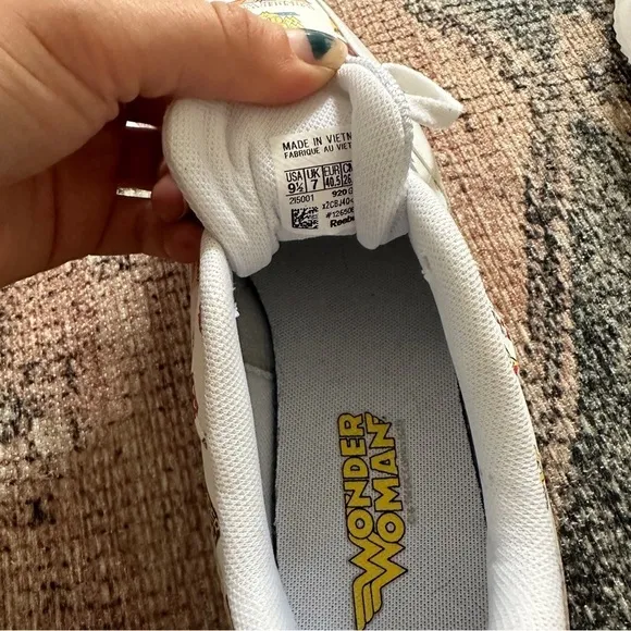 Reebok Wonder Woman White Tennis Shoes sz 9.5