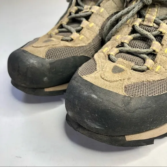 Salomon vintage hiking shoes low top lace up khaki grey suede and mesh size 9