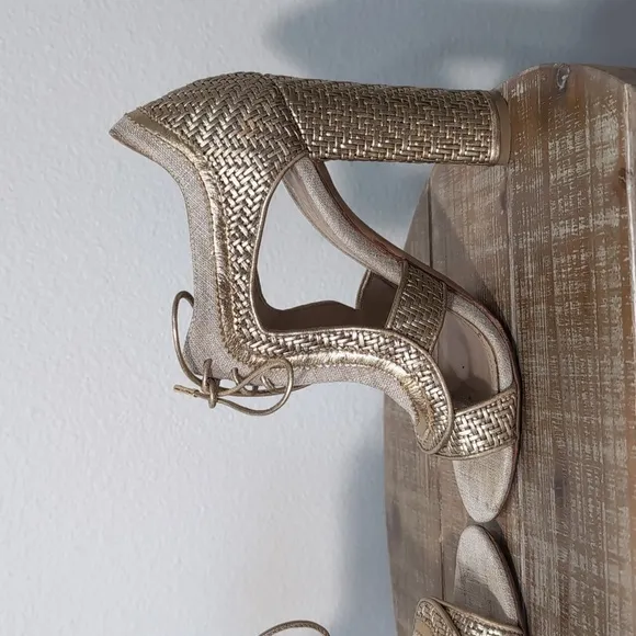 Salvatore Ferragamo Edith Gold Sandals Size 6.5