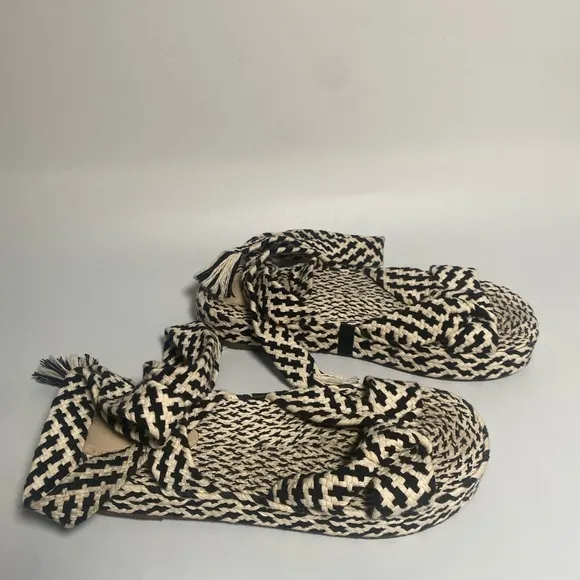 Schutz Women's Joni Flatform Flat Sandals Woven  White &amp; Black