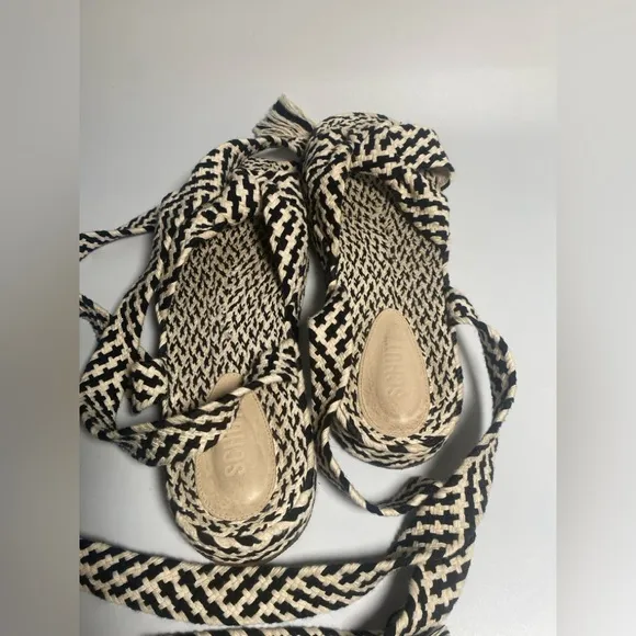 Schutz Women's Joni Flatform Flat Sandals Woven  White &amp; Black