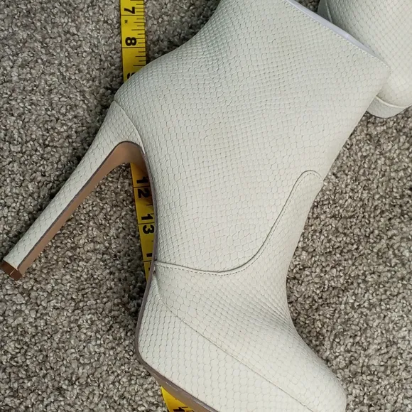 Shoe Dazzle Natashia Birch  Platform Heeled Boots