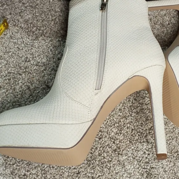 Shoe Dazzle Natashia Birch  Platform Heeled Boots
