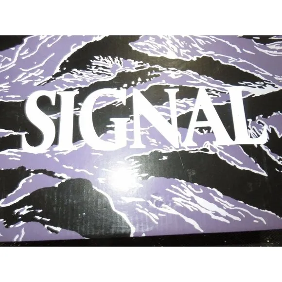 Signal Crash Religion 01 Low top sneakers Made on Earth men's 6 women's 8