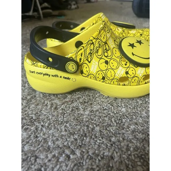 Smiley World Crocs Classic Platform Women's sz 6 Emoji Yellow