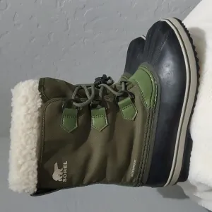 SOREL ARMY GREEN YOUTH YOOT PAC NYLON BOOTS SIZE 4 WINTER SNOW OUTDOOR WINREE