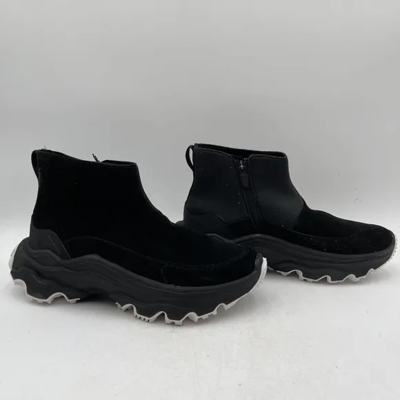 Sorel Black Sneakers with Stretchy Slip-On Design