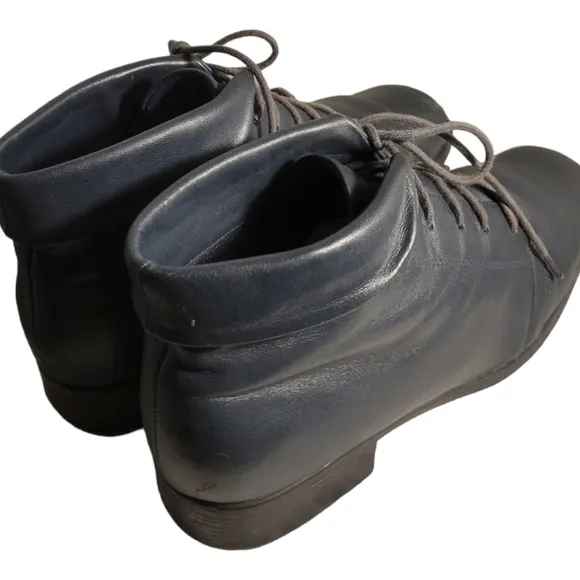 St. John's Bay Shoes / St. John's Bay Leather Ankle Boots Color Blue Size: 8.5 M