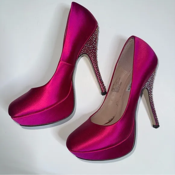 Steve Madden Women's Pink Satin Pumps