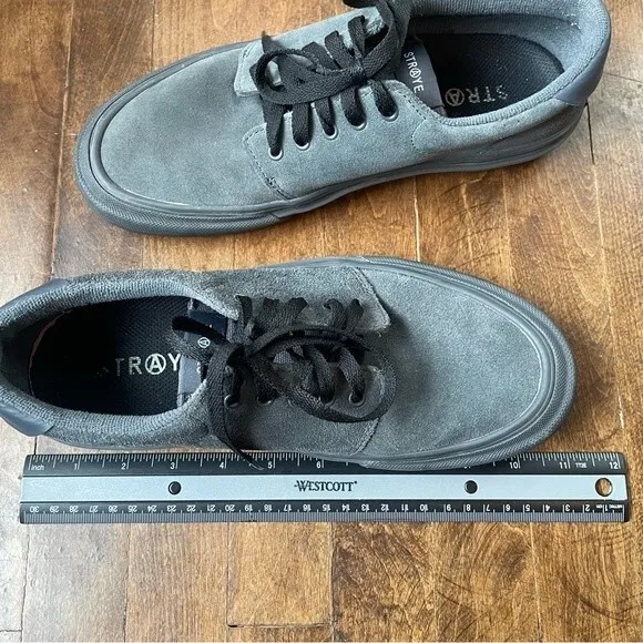 Straye Fairfax Carbon Suede Lo Top Skate Shoes, size 8