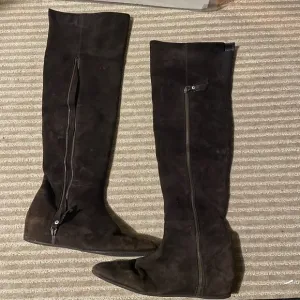 Stuart Weitzman Brown suede knee Boots. Hidden inch and a half wedge heel 😻🔥