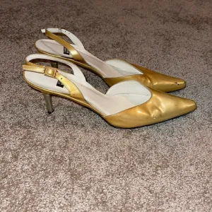 Stuart Weitzman Gold Sling back Heel Pointed Toe Shoes - vintage 80s - size 9