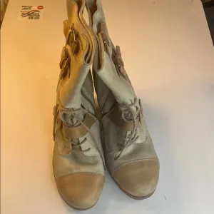 Stylish Women's Boots in Tan and Cream