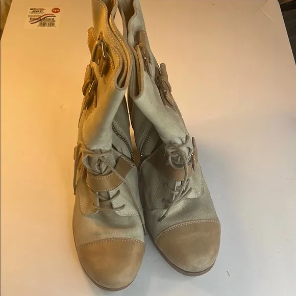 Stylish Women's Boots in Tan and Cream