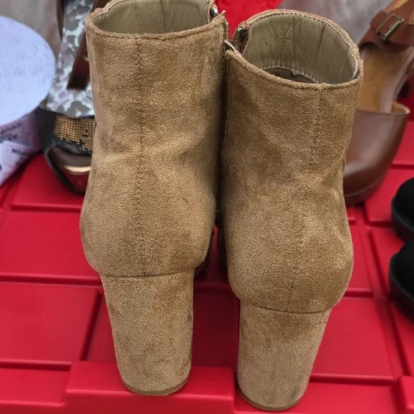 Tan Suede Roundtoe Non-skid Ankle Boots