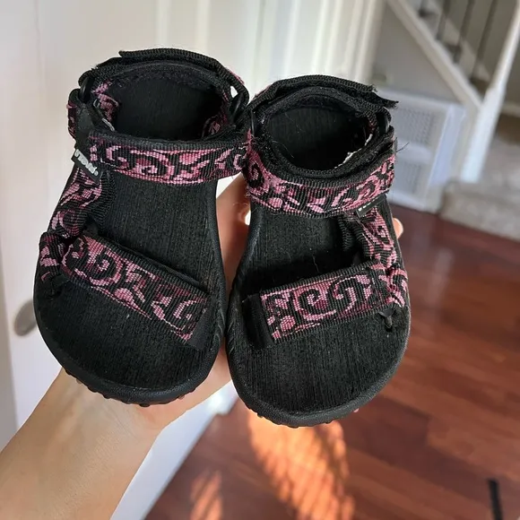 Teva toddler size 8 strappy black pink purple sandal shoes EUC limited edition