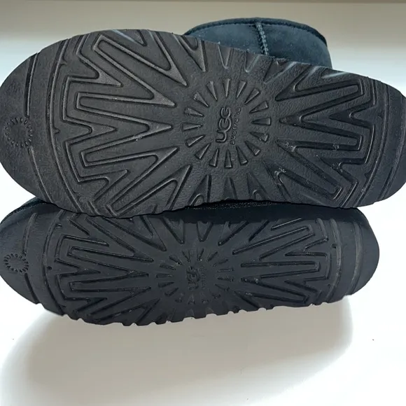 UGG Australia Kids’ Classic II Fashion Boot Black Sheepskin, Like New, Size 3