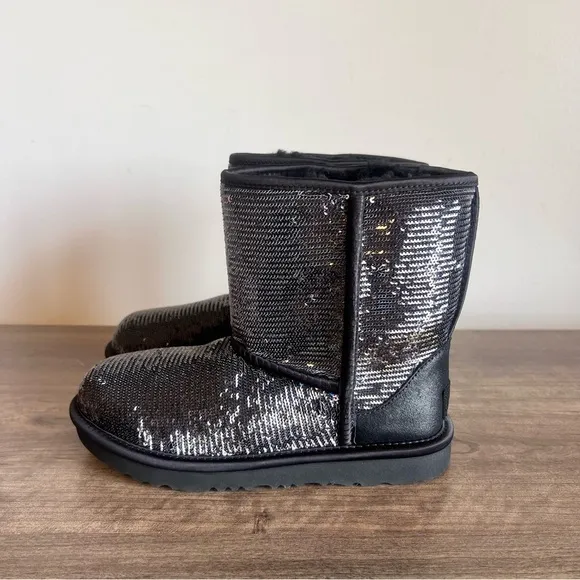 UGG Classic II Sequin Youth Boot Size 4 SKU#243246