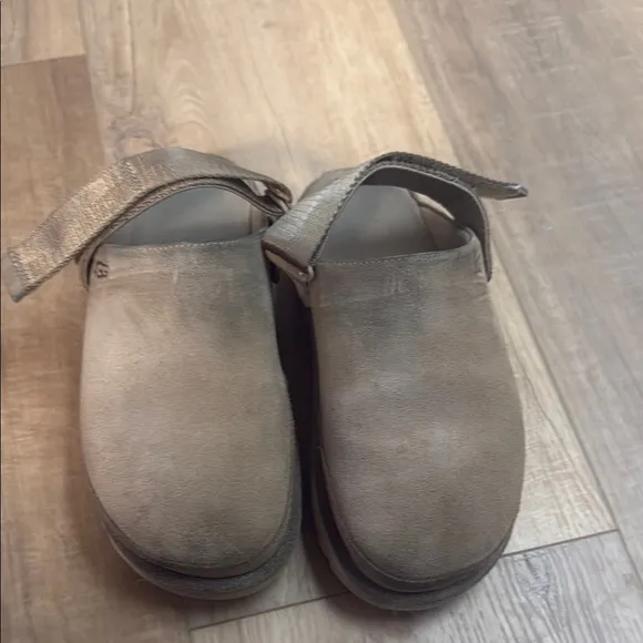 UGG Goldenstar women’s clogs size 7.5