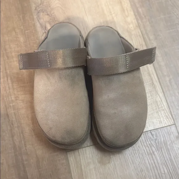 UGG Goldenstar women’s clogs size 7.5