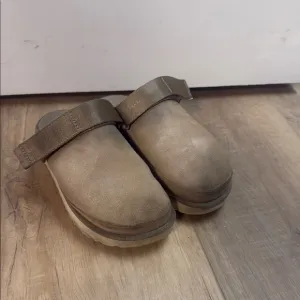UGG Goldenstar women’s clogs size 7.5