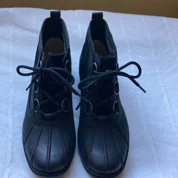 UGG Heather Lace-Up Women’s Boots