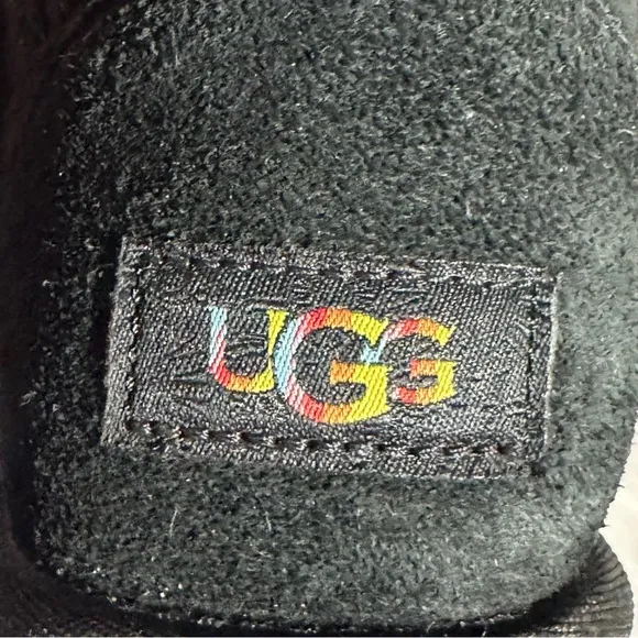 UGG Kids' Classic II Graphic Stitch Short Boots Youth Size 3