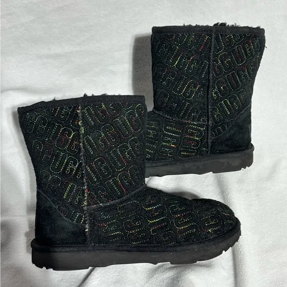 UGG Kids' Classic II Graphic Stitch Short Boots Youth Size 3