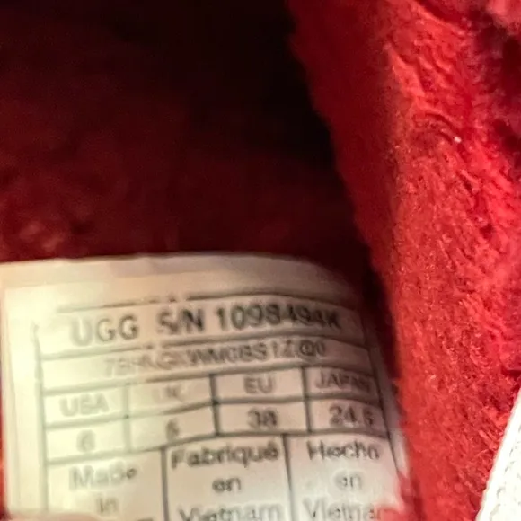 UGG KIDS FLUFF YEAH SLIDE ON GRADE SCHOOL LIFESTYLE SANDALS Red Ribbon, Size 6