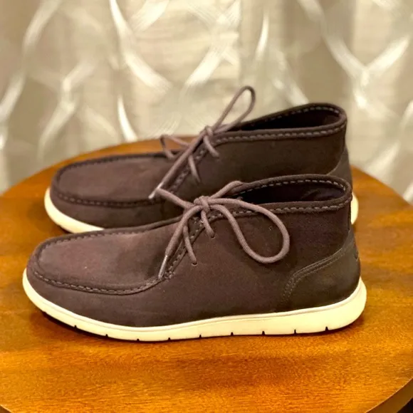 UGG Men’s brown high top shoes - Size 11
