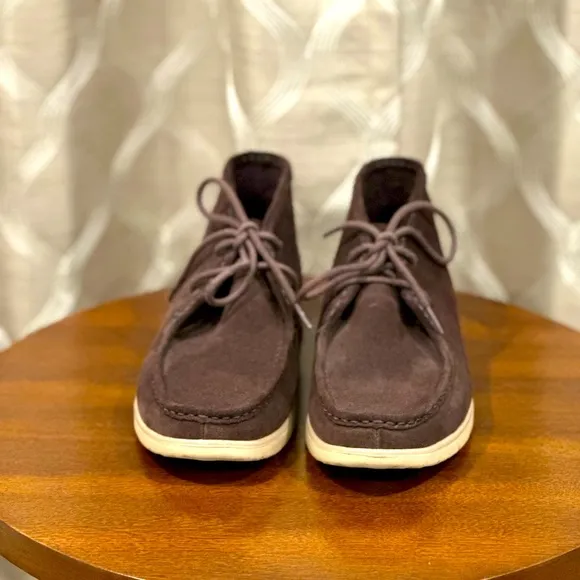 UGG Men’s brown high top shoes - Size 11
