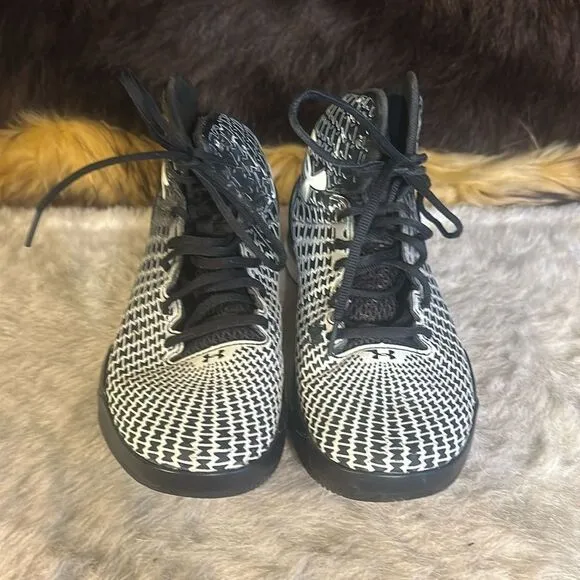 Under Armour high top shoes 7.5 (5025D)