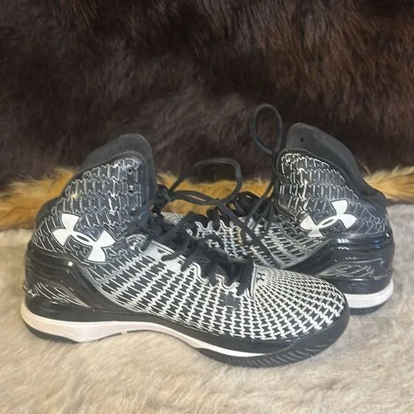 Under Armour high top shoes 7.5 (5025D)