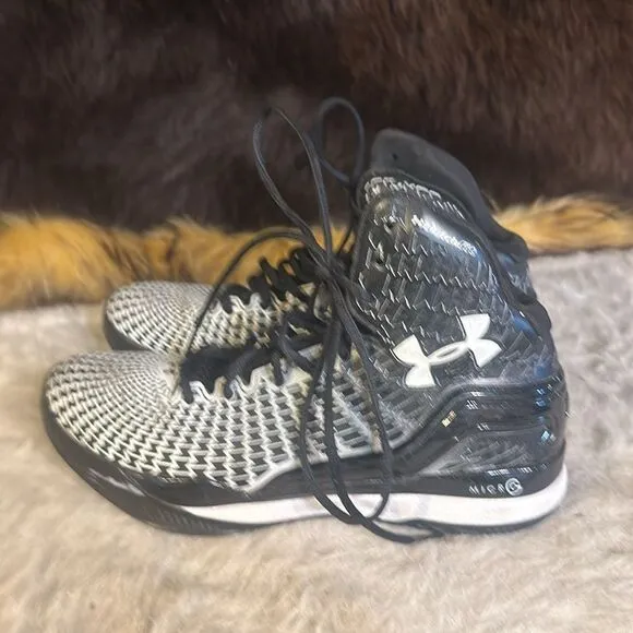 Under Armour high top shoes 7.5 (5025D)