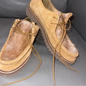 Urban Outfitters Mens Wallabee Tan Suede Shoes With Animal Fur, Size 8 New!