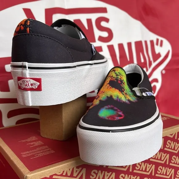Vans Classic Slip-0nParadoxical Black/MultiVNOA7Q5RBMLWMNS Platforms