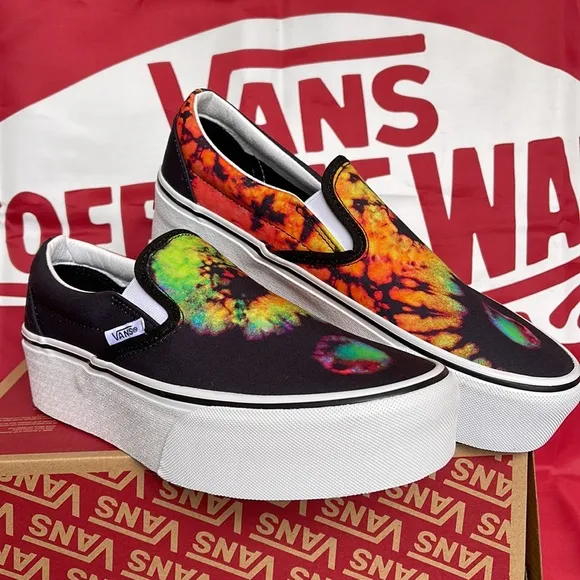 Vans Classic Slip-0nParadoxical Black/MultiVNOA7Q5RBMLWMNS Platforms