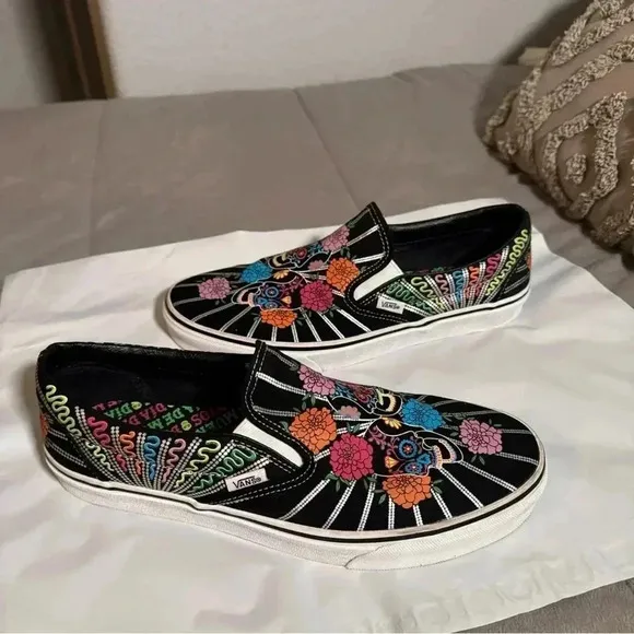 Vans off the wall classic slip on’s Dias de Los muertos shoes men 10.5 women 12