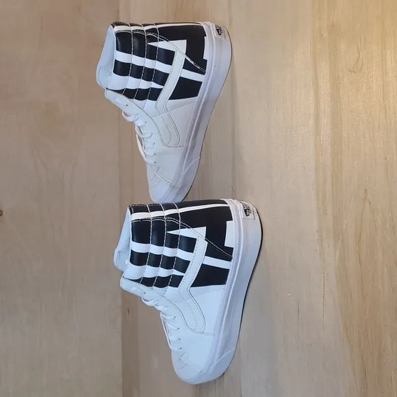 Vans Sk8-Hi Classic Tumble Unisex White Black Leather High-Top Sneakers
