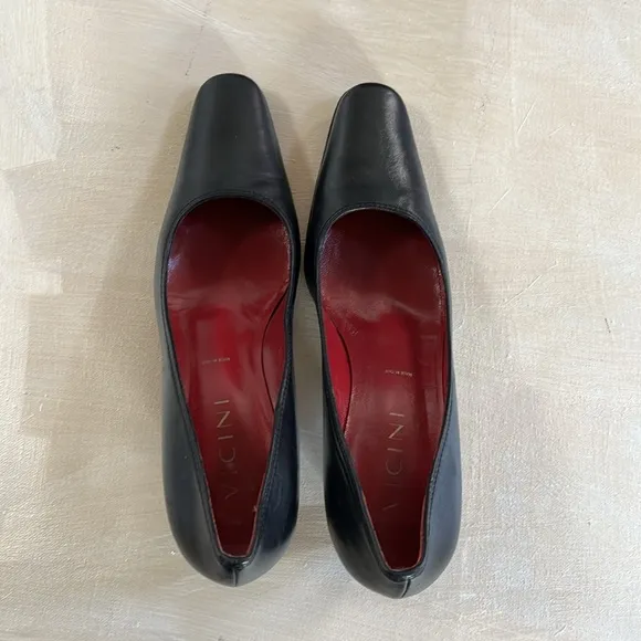 VICINI US7.5 /EU38 black leather shoes in good condition