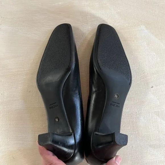 VICINI US7.5 /EU38 black leather shoes in good condition