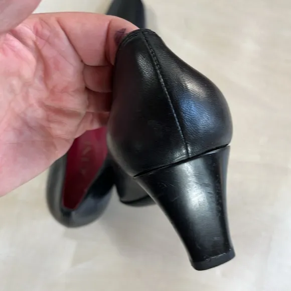 VICINI US7.5 /EU38 black leather shoes in good condition