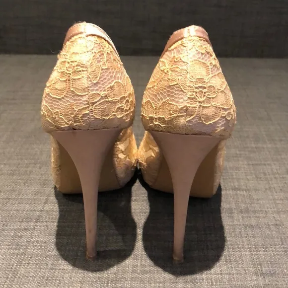 Vince Camuto Lace Cream High Heel size 7.5 Shoes