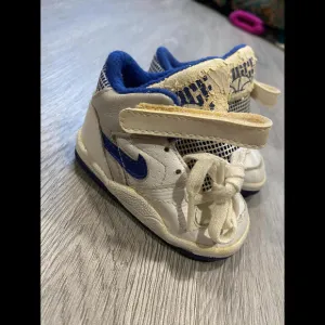 Vintage 1980s Infant 2.5c NIKE High-Top Sneakers White &amp; Blue Style #900608IF